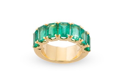 Lot 388 - A SEVEN STONE EMERALD BAND RING, mounted in...