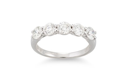 Lot 262 - A FIVE STONE DIAMOND RING, the brilliant cut...