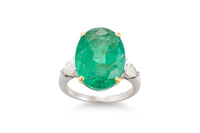 Lot 263 - AN EMERALD RING, the oval emerald to pear...