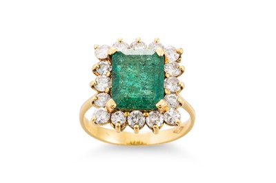 Lot 264 - AN EMERALD AND DIAMOND CLUSTER RING, the...