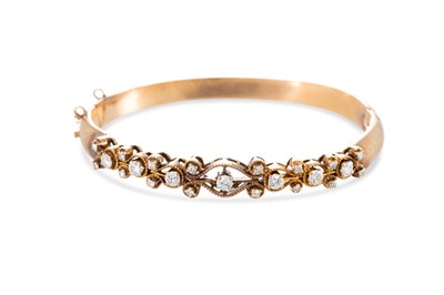 Lot 341 - AN ANTIQUE GOLD & DIAMOND HINGED BANGLE, set...