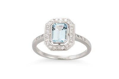 Lot 104 - A DIAMOND AND AQUAMARINE CLUSTER RING, the...