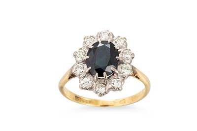 Lot 106 - A DIAMOND AND SAPPHIRE CLUSTER RING, the...