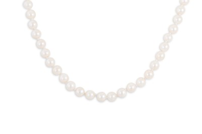 Lot 110 - A CULTURED PEARL NECKLACE, to a 9ct gold clasp