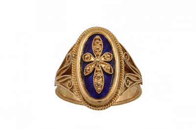 Lot 297 - A BLUE ENAMEL CONTINENTAL 19CT GOLD RING, with...