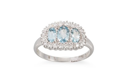 Lot 112 - A DIAMOND AND AQUAMARINE CLUSTER RING, the...
