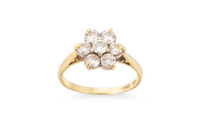 Lot 115 - A DIAMOND 'DAISY' CLUSTER RING, the round...