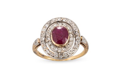 Lot 278 - AN ANTIQUE RUBY AND DIAMOND CLUSTER RING, the...