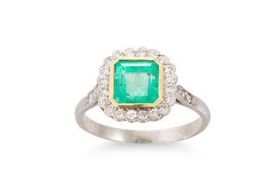 Lot 281 - AN EMERALD AND DIAMOND CLUSTER RING, the trap...