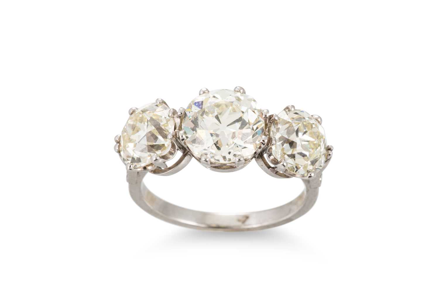 Lot 283 - A DIAMOND THREE STONE RING, the old cut...