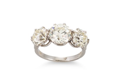 Lot 283 - A DIAMOND THREE STONE RING, the old cut...