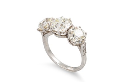 Lot 283 - A DIAMOND THREE STONE RING, the old cut...