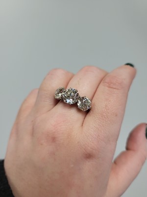 Lot 283 - A DIAMOND THREE STONE RING, the old cut...
