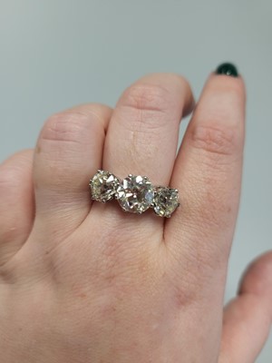 Lot 283 - A DIAMOND THREE STONE RING, the old cut...