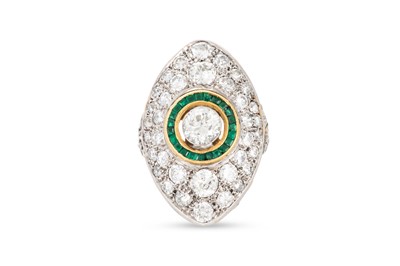 Lot 285 - AN ART DECO DIAMOND AND EMERALD PLAQUE RING,...