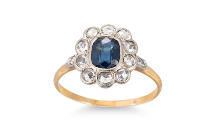 Lot 308 - AN ANTIQUE SAPPHIRE AND DIAMOND CLUSTER RING,...