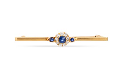 Lot 335 - AN ANTIQUE SAPPHIRE AND DIAMOND BAR BROOCH,...