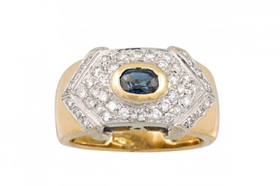 Lot 302 - A DIAMOND AND SAPPHIRE CLUSTER RING, the...