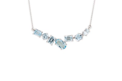 Lot 137 - AN AQUAMARINE NECKLACE, the frontice piece set...