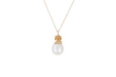 Lot 138 - A BAROQUE PEARL PENDANT, the pearl suspended...