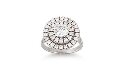 Lot 140 - A DIAMOND CLUSTER RING, the central brilliant...