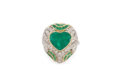 Lot 207 - AN EMERALD AND DIAMOND CLUSTER RING, the heart...