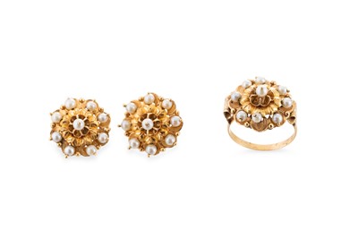 Lot 323 - A VINTAGE PEARL CLUSTER RING, together with...