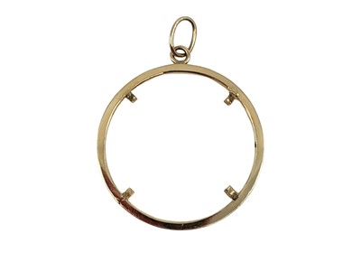 Lot 472 - A COIN MOUNT, stamped 18ct, 10.5 g.