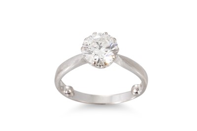 Lot 350 - A DIAMOND SOLITAIRE RING, the round brilliant...