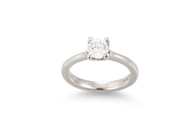 Lot 259 - A DIAMOND SOLITAIRE RING, the round brilliant...