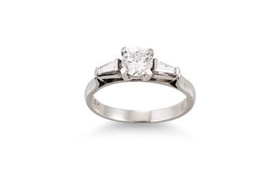 Lot 260 - A DIAMOND SOLITAIRE RING, the round brilliant...