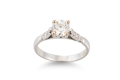 Lot 262 - A DIAMOND SOLITAIRE RING, the round brilliant...