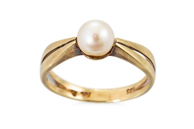Lot 146 - A PEARL SET RING, in 14ct gold, size L