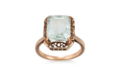 Lot 286 - A VINTAGE AQUAMARINE SET RING, mounted in...