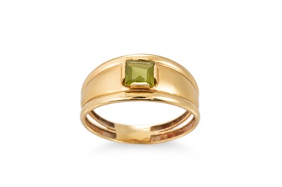 Lot 289 - A PERIDOT SET RING, mounted in 18ct yellow gold