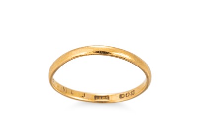 Lot 462 - A 22CT YELLOW GOLD BAND RING, size M, 1.7 g.