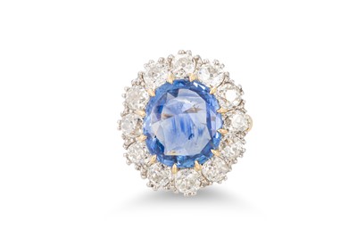 Lot 291 - A SAPPHIRE AND DIAMOND CLUSTER RING, the oval...