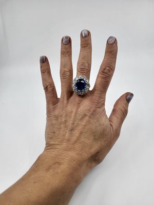 Lot 291 - A SAPPHIRE AND DIAMOND CLUSTER RING, the oval...