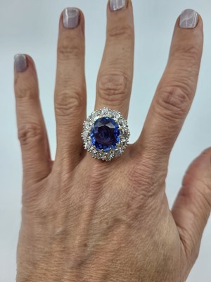 Lot 291 - A SAPPHIRE AND DIAMOND CLUSTER RING, the oval...