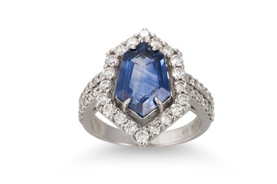 Lot 295 - A SAPPHIRE AND DIAMOND CLUSTER RING, the kite...