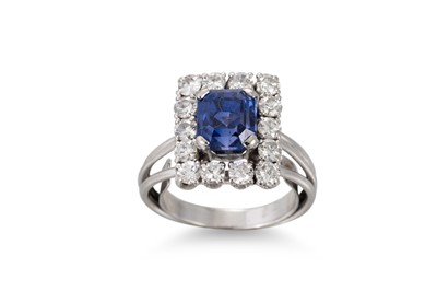 Lot 347 - A SAPPHIRE AND DIAMOND CLUSTER RING, the...
