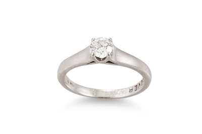 Lot 379 - A DIAMOND SOLITAIRE RING, the round brilliant...