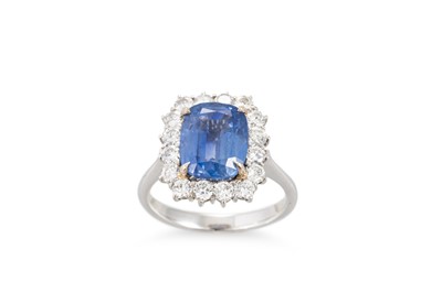 Lot 313 - A CEYLON SAPPHIRE AND DIAMOND CLUSTER RING,...