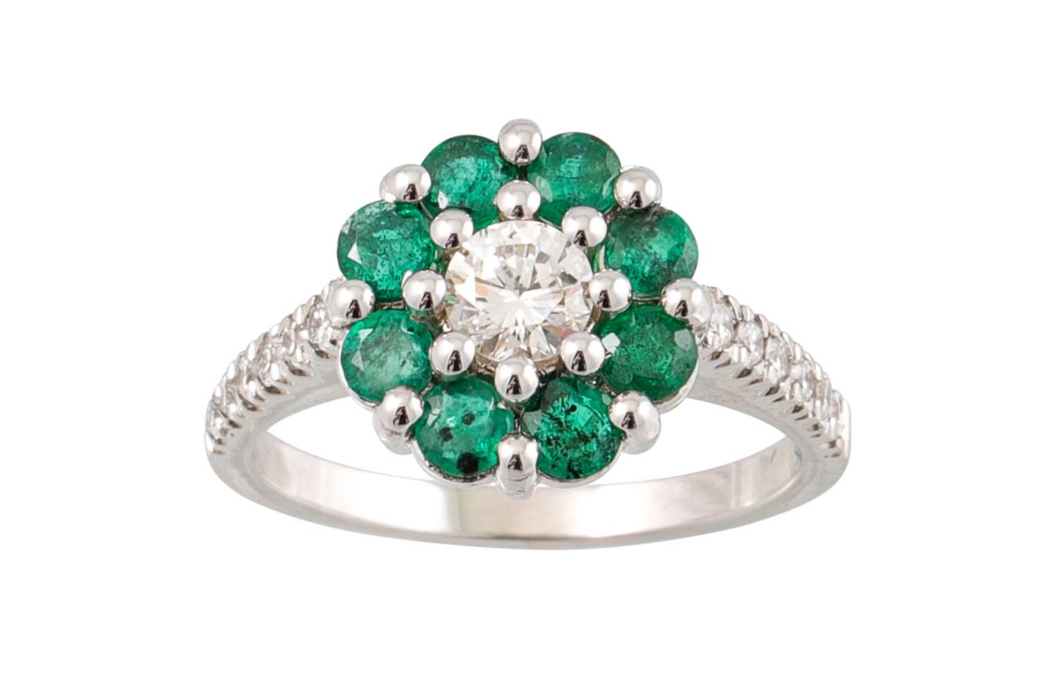 Lot 342 - A DIAMOND AND EMERALD CLUSTER RING, set with...