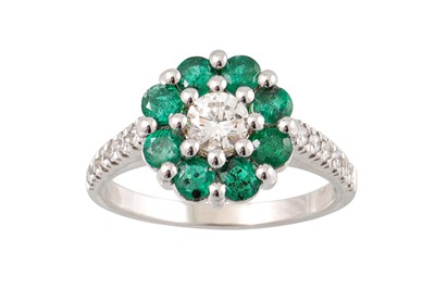 Lot 342 - A DIAMOND AND EMERALD CLUSTER RING, set with...