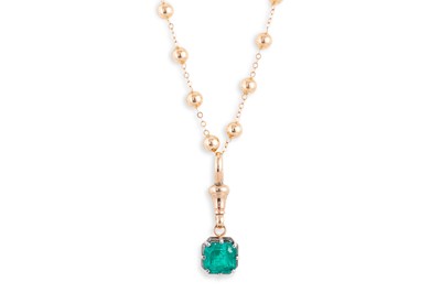 Lot 266 - AN EMERALD SET PENDANT TO BALL CHAIN, the...