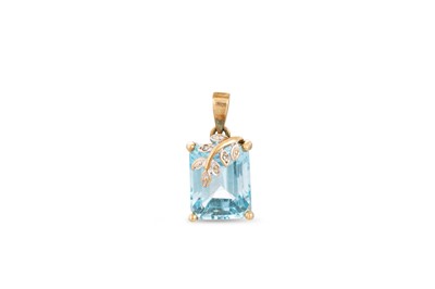Lot 135 - A TOPAZ SET PENDANT, mounted in 9ct gold