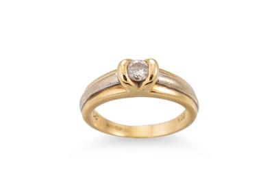 Lot 320 - A DIAMOND SOLITAIRE RING, the round brilliant...
