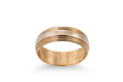 Lot 321 - A 9CT TWO COLOUR GOLD BAND RING, with beaded...