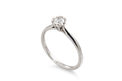 Lot 329 - A DIAMOND SOLITAIRE RING, the brilliant cut...